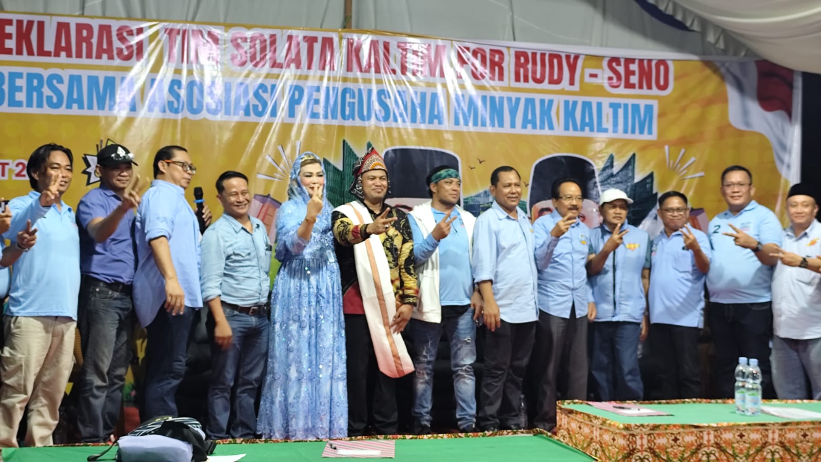 DEKLARASI : Rudy Mas&rsquo;ud (pakai batik) hadir menerima deklarasi dukungan dari Tim Solata Kaltim bersama Asosiasi Pengusaha Minyak Kaltim.