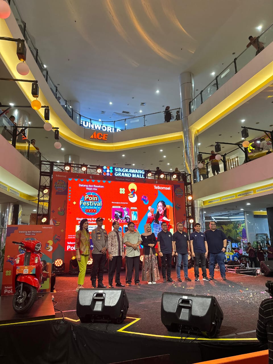 BERUNTUNG: Bong Alfian Sandro Bonardy pelanggan Telkomsel di Singkawang berhasil meraih Yamaha Fazzio pada ajang Poin Festival Roadshow.