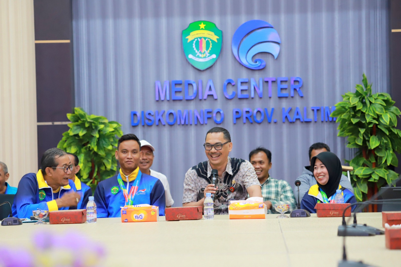 JUMPA PERS: Diskominfo Kaltim menghadirkan para atlet peraih juara dalam ajang PEPARNAS XVII Solo 2024 dalam jumpa pers dengan awak media pada Jumat (28/10).