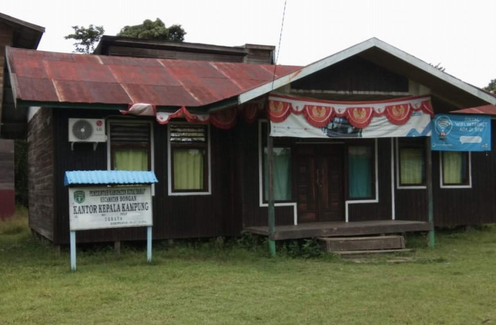 BERMASALAH: Kantor Kampung Deraya, Kecamatan Bongan, Kubar.