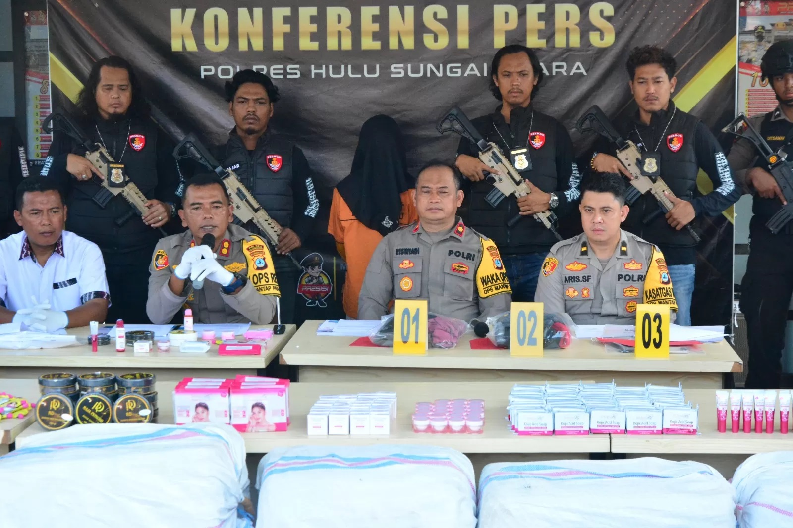 KOSMETIK ILEGAL: Kapolres HSU AKBP Meilki Bharata memimpin konferensi pers terkait pengungkapan kasus kosmetik ilegal di halaman Polres HSU, Selasa (29/10/2024). (Foto: M.Akbar/Radar Banjarmasin)