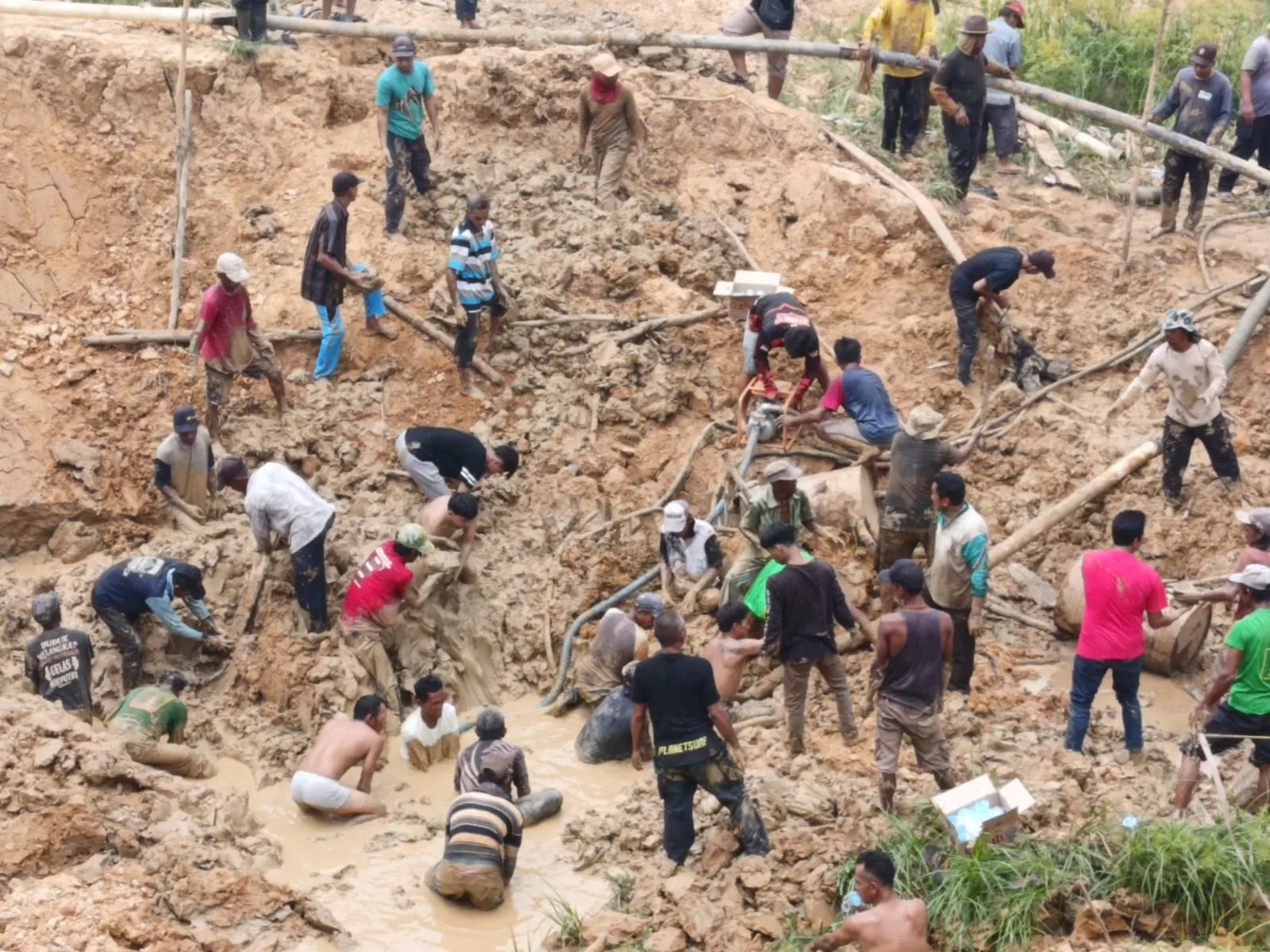 MENGGALI: Sejumlah warga berusaha menyelamatkan pendulang yang tertimbun tanah di lokasi pendulangan intan Pumpung, Cempaka. (POLSEK CEMPAKA UNTUK RADAR BANJARMASIN)