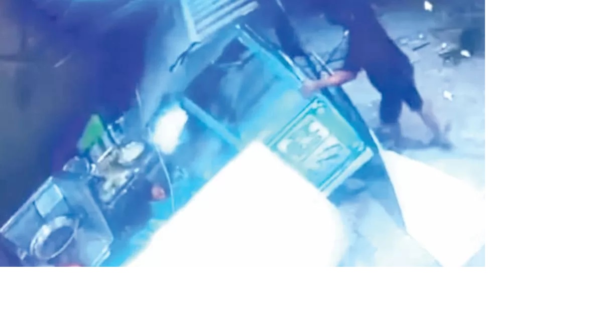 MENGACAK-ACAK. MA yang mengamuk di warung makan menjatuhkan kulkas dan membalikan meja.