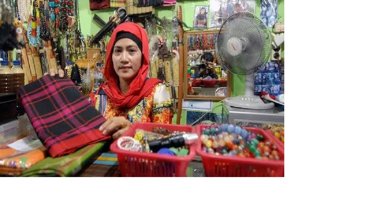 INDUSTRI KREATIF. Salah satu penjual kerajinan tangan dan manik di Citra Niaga Samarinda menunjukkan pernak-pernik yang dijual kepada konsumen.