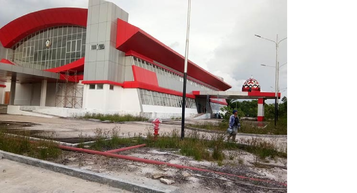 GEDUNG EXPO: Lokasi pengerjaan proyek Gedung Expo Sampit di Jalan Tjilik Riwut, seberang Stadion 29 November (HENY/RADAR SAMPIT)