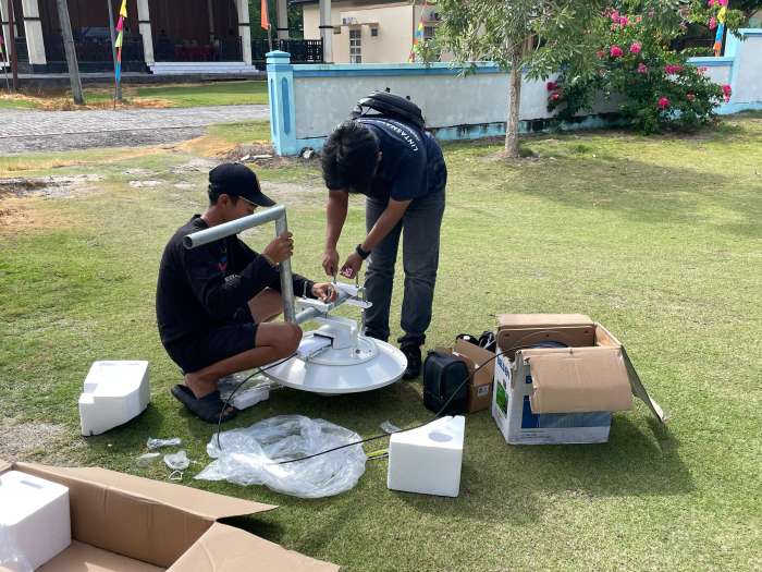 PEMASANGAN: Tim Diskominfo Berau bersama vendor saat memasang alat Starlink di Maratua.