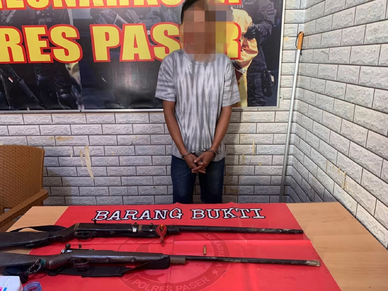 Polres Paser mengamankan 97,9 gram sabu dan 2 pucuk senjata api dalam penggerebekan bandar narkoba di Desa Uko, Muara Komam.(FOTO:TOMI/PASER POS)