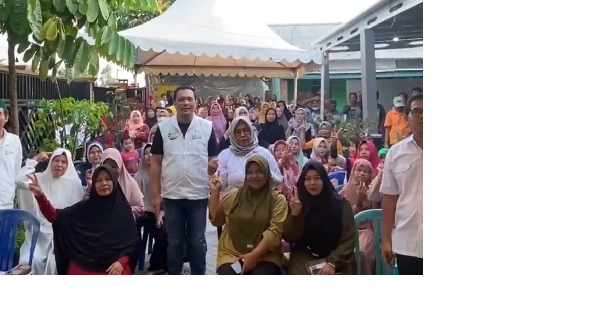 MOMEN:Calon Wali Kota Banjarbaru, Aditya Mufti Ariffin saat foto bersama warga. (tim pemenangan untuk Radar Banjarmasin)