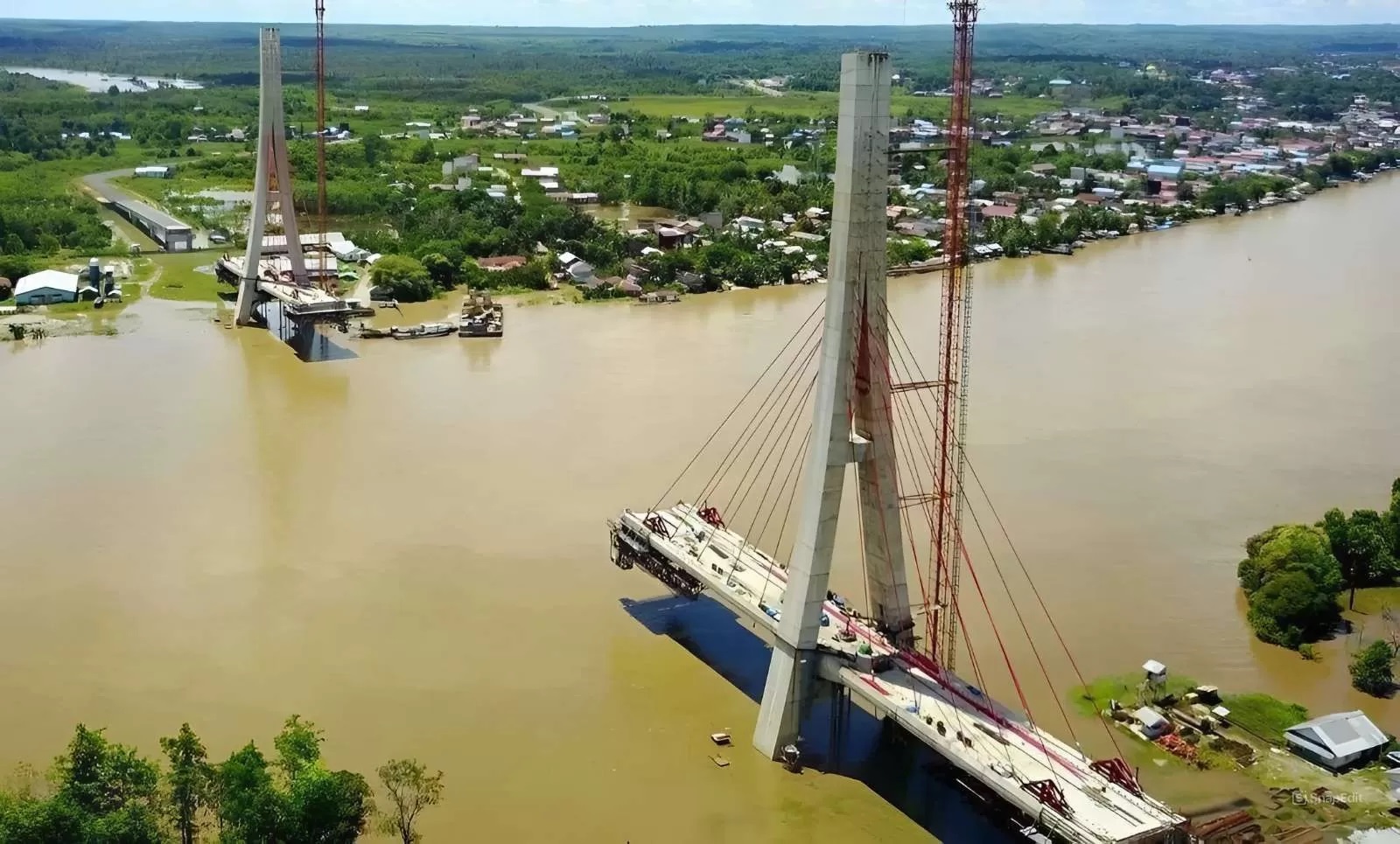 Jembatan Aji Tulur Jejangkat yang mangkrak di Kutai Barat.