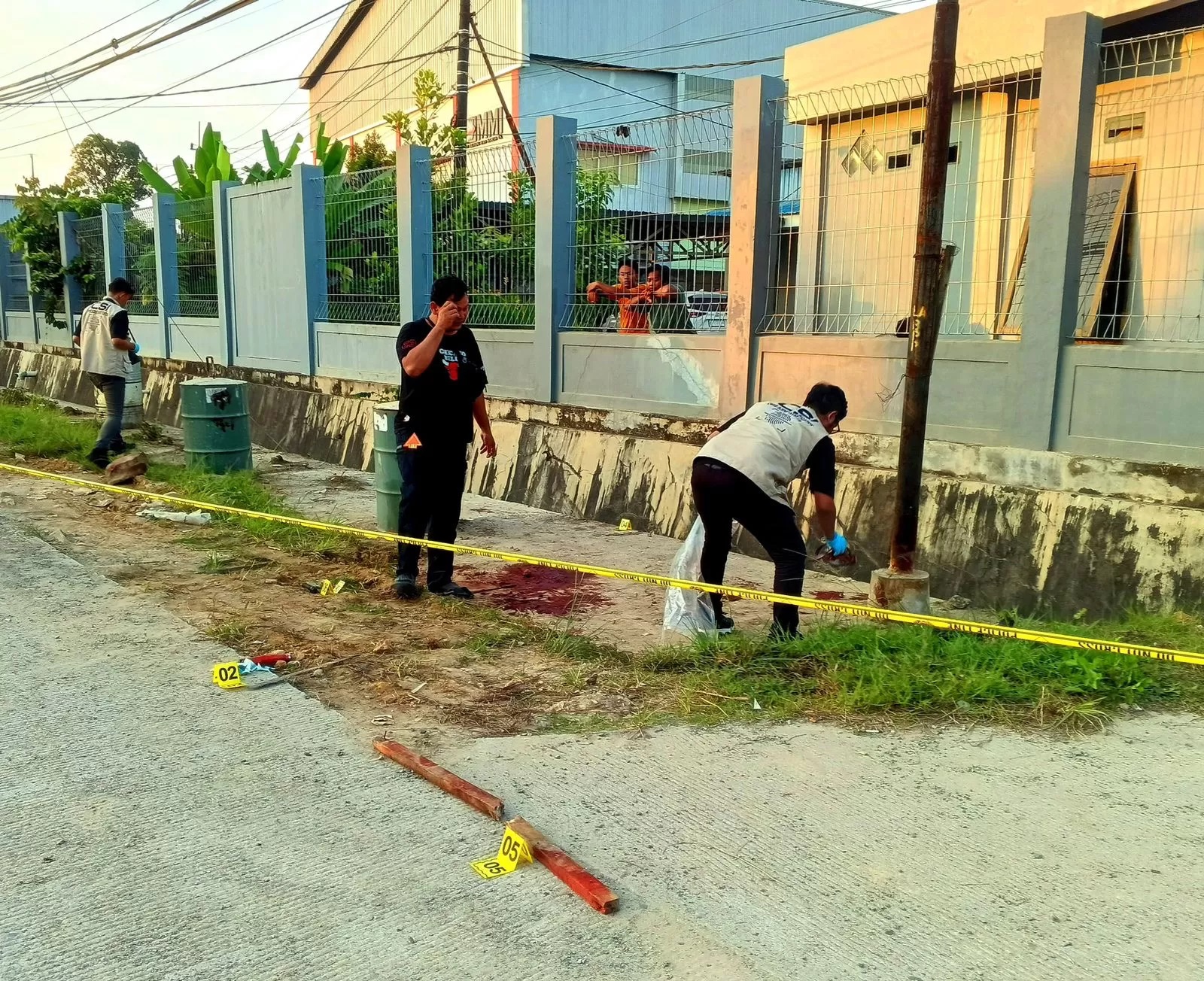 Tim Inafis Polresta Balikpapan melakukan olah TKP atas penemuan satu orang tewas dalam kasus pembacokan di Jalan AMD Projakal, Kelurahan Batu Ampar, Balikpapan. (SYAHRUL RAMADHAN/KP)