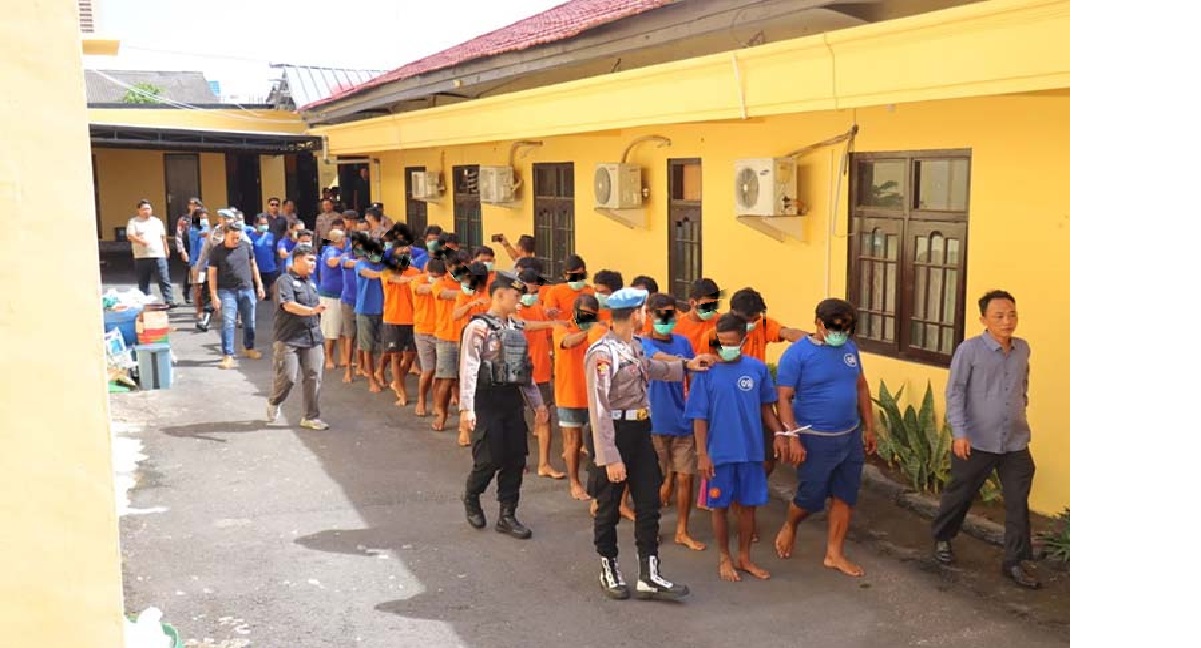 Polres Kotawaringin Barat (Kobar) mengamankan 31 orang yang terlibat dalam aksi tindak pidana pencurian dengan pemberatan yang terjadi di dalam areal kebun kelapa sawit.