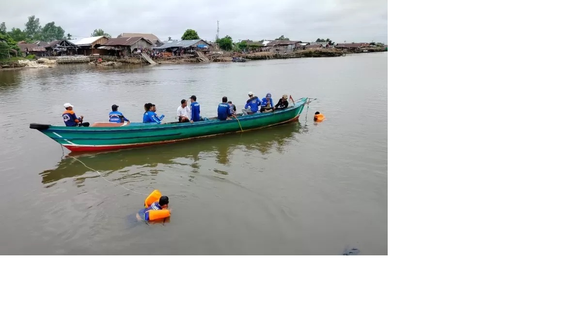 PENCARIAN: Proses pencarian jenazah Bilqis Nafisa(4) di Sungai Alalak, Kamis (31/10). (Foto: MAULANA/RADAR BANJARMASIN)