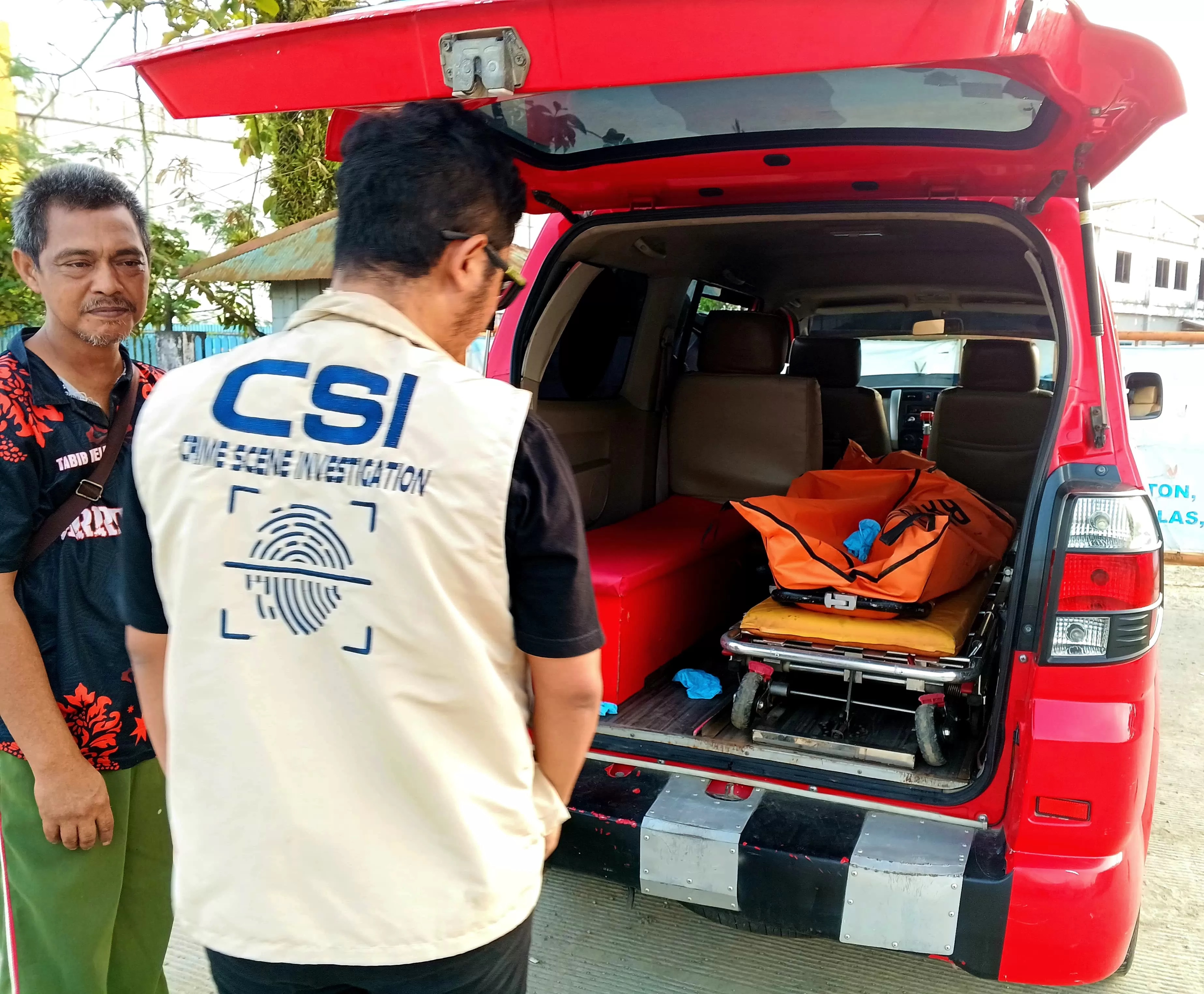 TEWAS: Satu orang tewas dalam peristiwa penganiayaan, tim Inafis Polresta Balikpapan mengevakuasi penemuan jenazah tersebut.