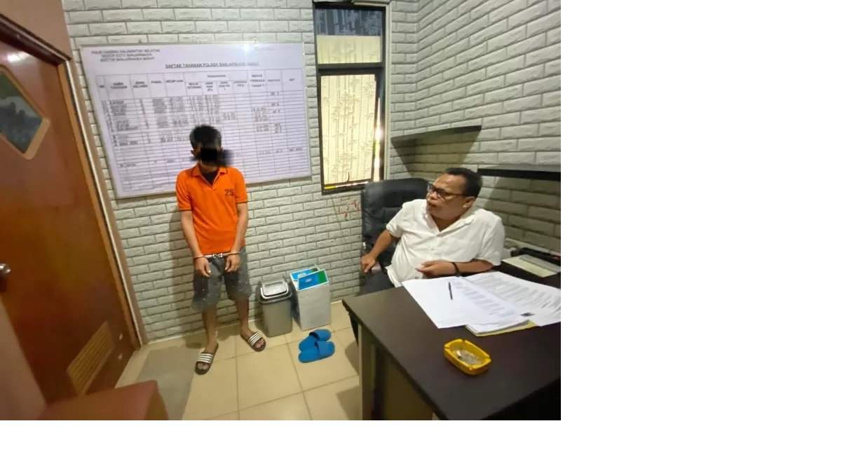 TERSANGKA: Ahmad Alfrian Rian (33) mengenakan borgol di ruangan penyidik Mapolsek Banjarmasin Barat. (Foto: MAULANA/RADAR BANJARMASIN)