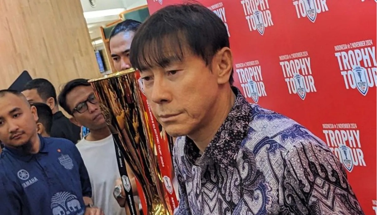 Pelatih tim nasional Indonesia Shin Tae-yong (kanan) memberikan pernyataan kepada pewarta, di sela tur trofi Piala AFF 2024 di Jakarta, Sabtu (2/11/2024). ANTARA/Michael Siahaan/am.