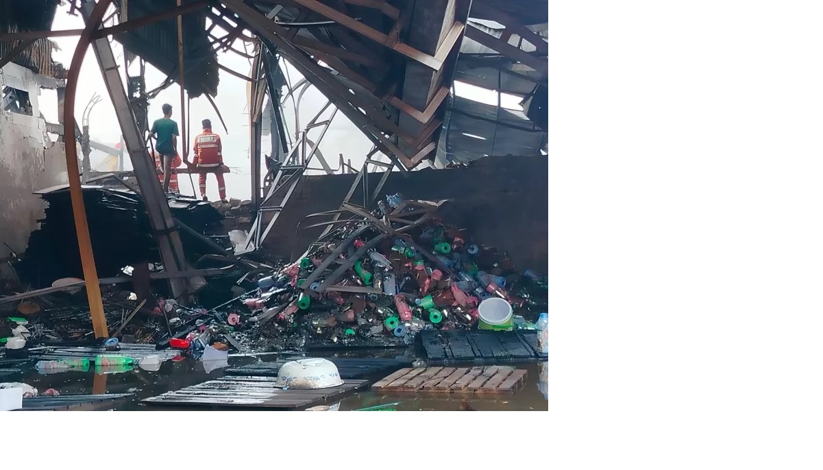 MUSIBAH: Reruntuhan gudang Golden 10 Houseware.