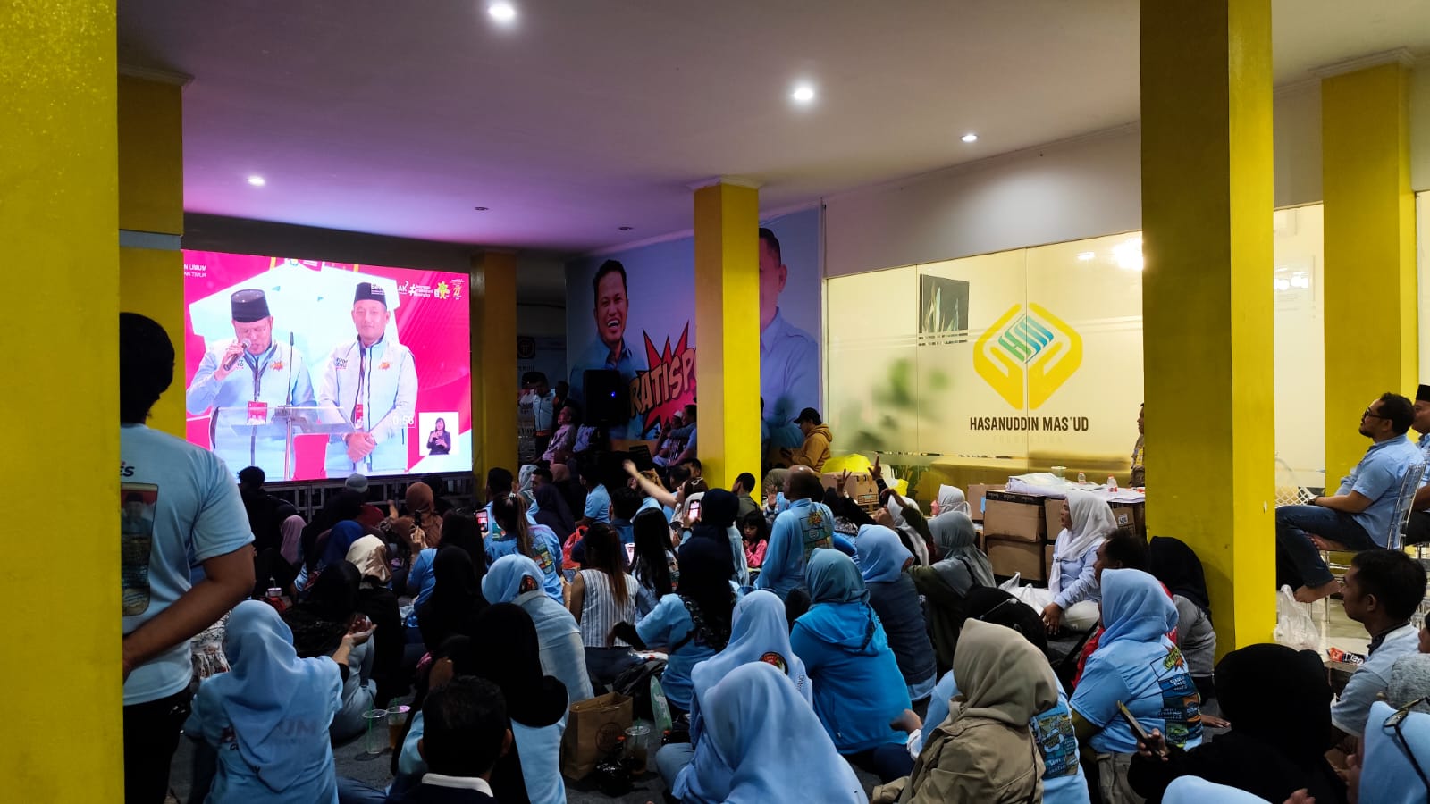 NOBAR : Nampak Ratusan Pendukung dari relawan Harmonis saat menyaksikan Nobar debat kedua secara semarak.