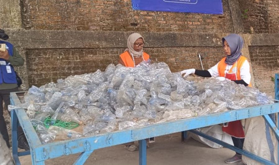 Dua orang pekerja sedang melakukan tugasnya.