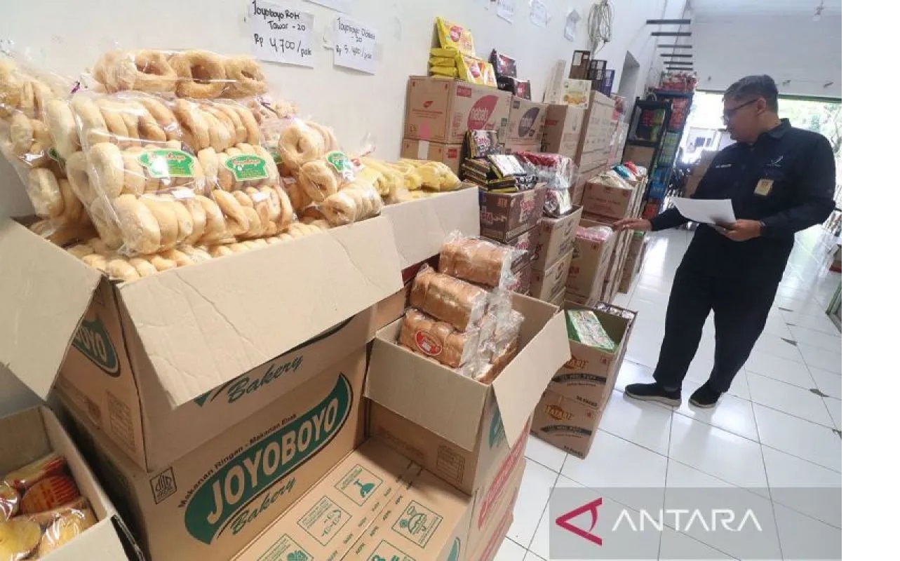Petugas dari Badan Pengawasan Obat dan Makanan (BPOM) Jawa Timur menyidak produk makanan berbahaya dari China Latiao di toko grosir makanan ringan, Kota Kediri Jawa Timur, Senin (4/11/2024).