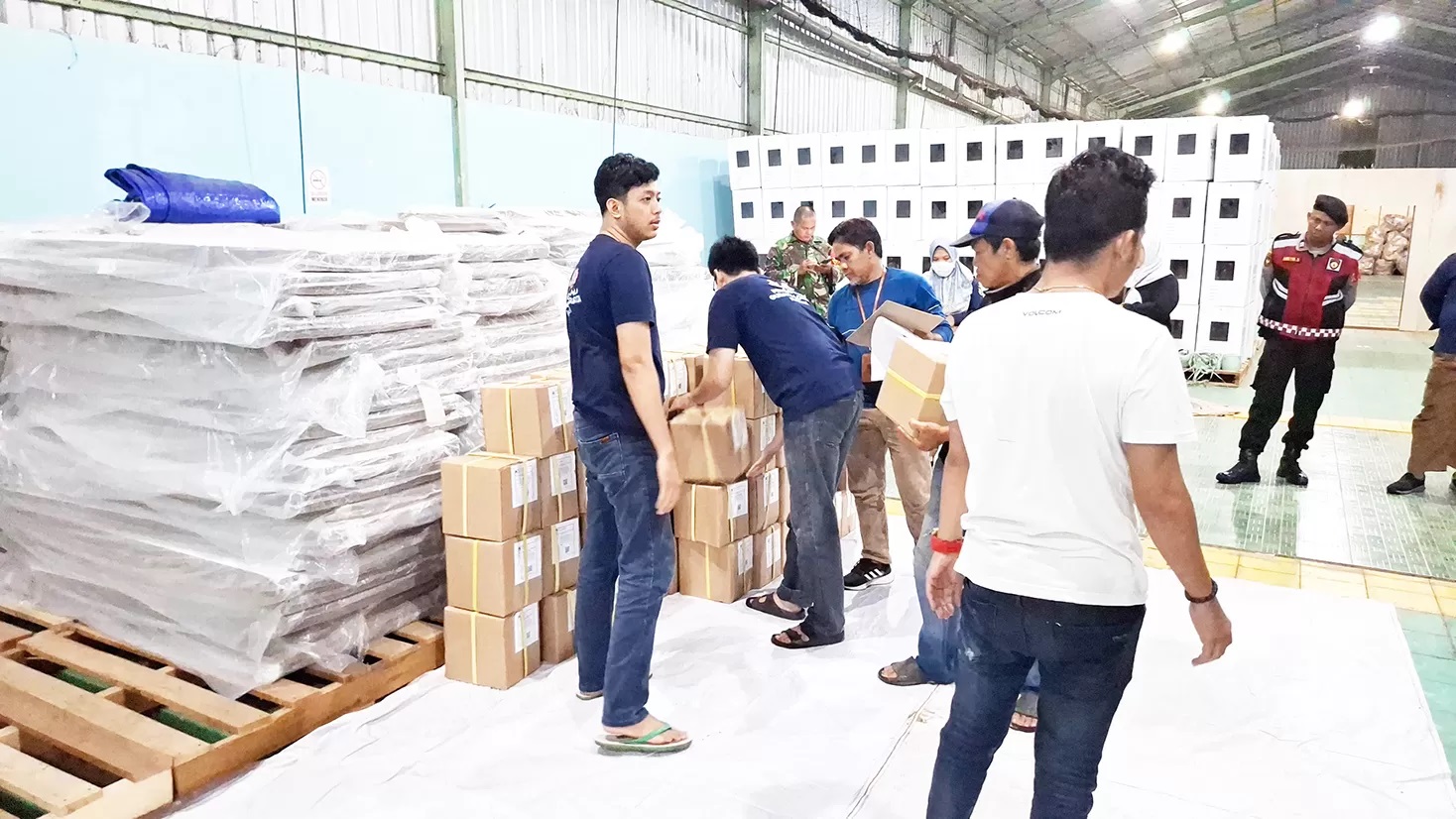 LOGISTIK: Petugas saat merapikan logistik Pilkada 2024 di gudang logistik KPU Banjarbaru, Senin (4/11).