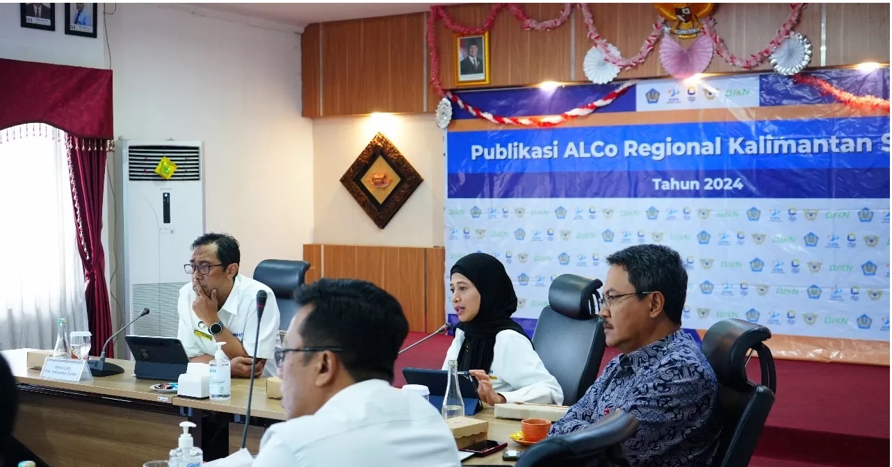 BUKA DATA:Kepala Kanwil DJP Kalselteng, Syamsinar (kerudung hitam) memaparkan realisasi penerimaan pajak di Kalsel saat Publikasi Alco Regional Kalsel di Aula Kanwil DJPb Kalsel di Banjarmasin.