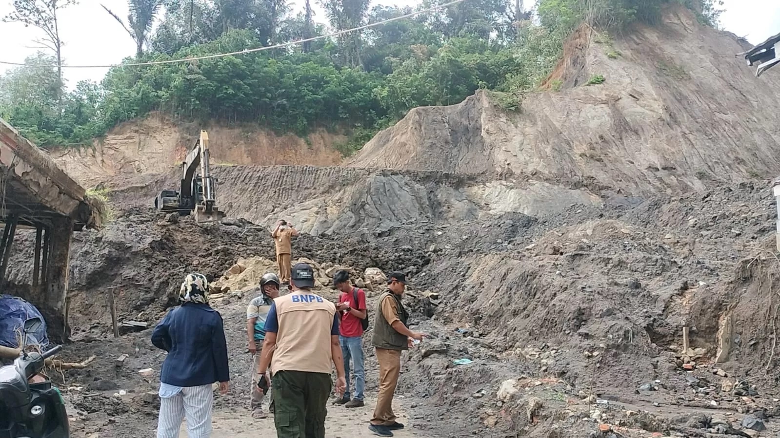 BERLUMPUR. Tim BPBD, PUPR, DLH, kelurahan, pihak pengembang meninjau lokasi pematangan lahan di Karang Anyar dan Kelurahan Lok Bahu.