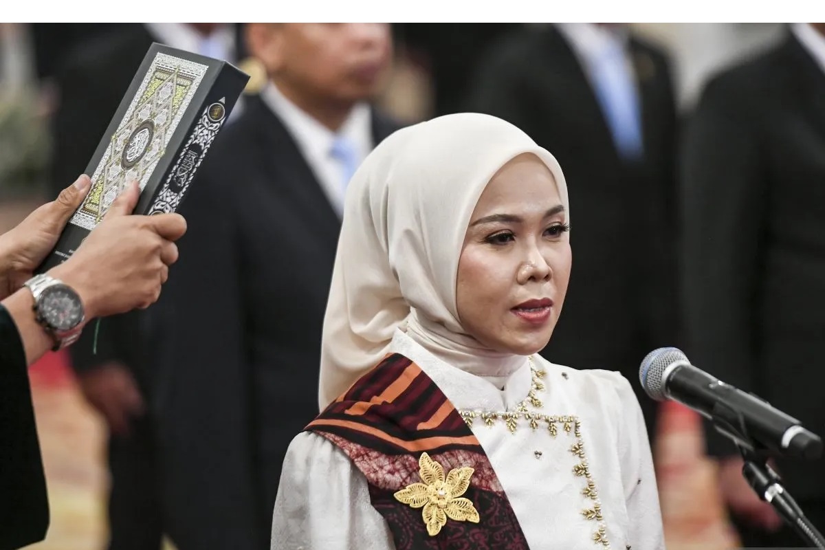 Iffa Rosita mengucapkan sumpah saat dilantik menjadi anggota Komisi Pemilihan Umum (KPU) oleh Presiden Prabowo Subianto di Istana Negara, Jakarta, Selasa (5/11/2024). ANTARA FOTO/Hafidz Mubarak A/foc.