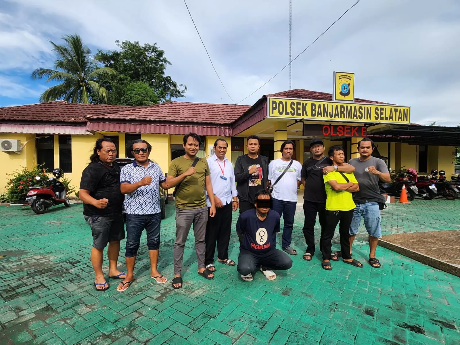 MENYERAH: Pelaku M. Basirin (32) hanya sempat buron selama beberapa jam. Ia akhirnya menyerahkan diri ke Mapolsek Banjarmasin Selatan, Senin (4/11/2024). (Polsek Banjarmasin Selatan untuk Radar Banjar