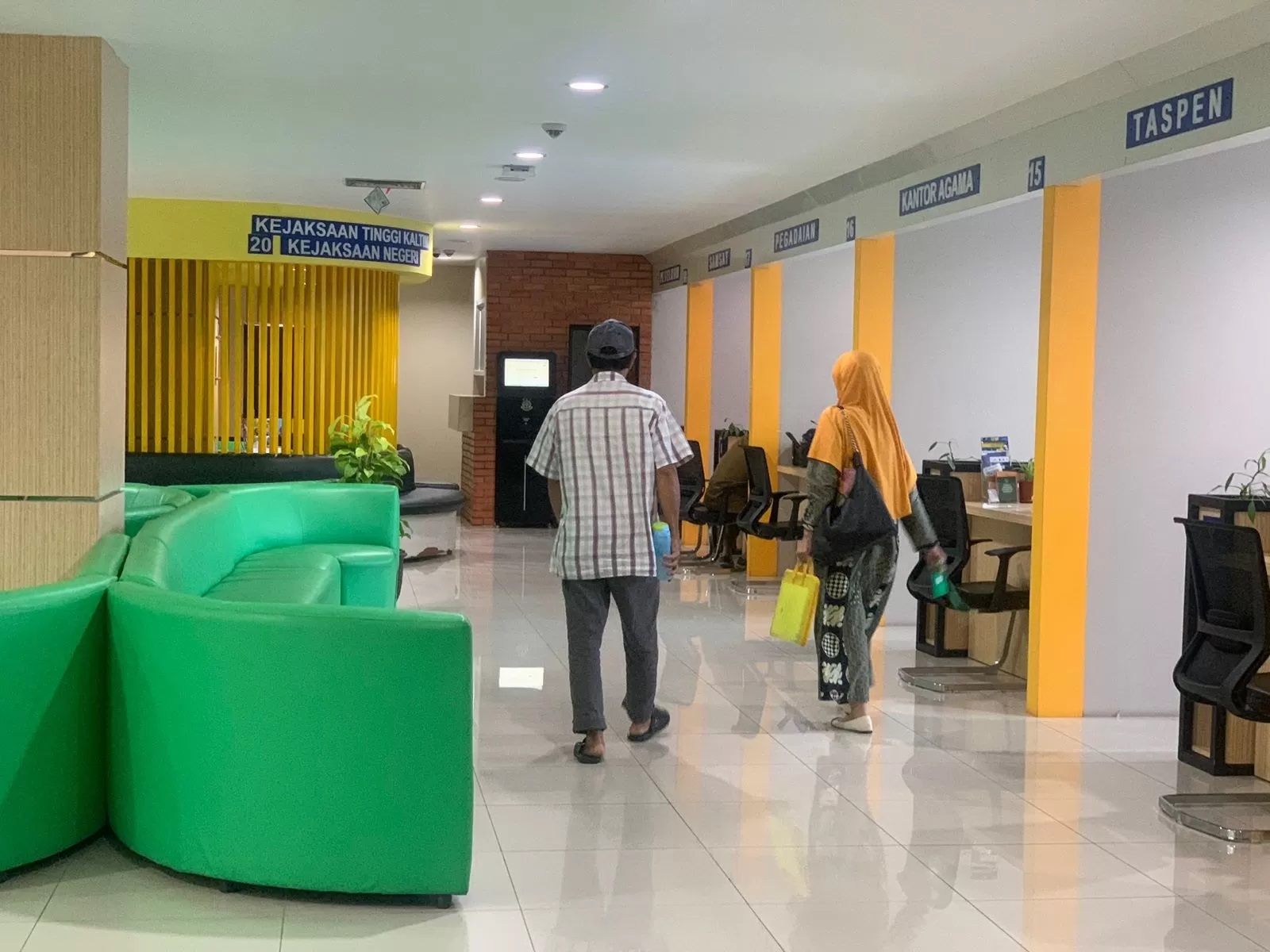 PELAYANAN TERBATAS. Tak semua konter di MPP memiliki petugas yang siap sedia di jam pelayanan.