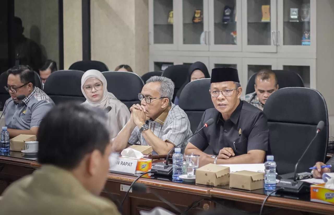 RAPAT: Komisi II DPRD Kalsel rapat kerja bersama BPKAD Kalsel membahas mengenai aset pemprov yang harus diperhatikan. (Foto: Muhammad Oscar Fraby/Radar Banjarmasin)