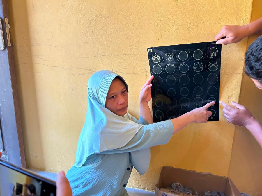HASIL RONTGEN : Ibu korban memperlihatkan hasil rontgen kepala korban