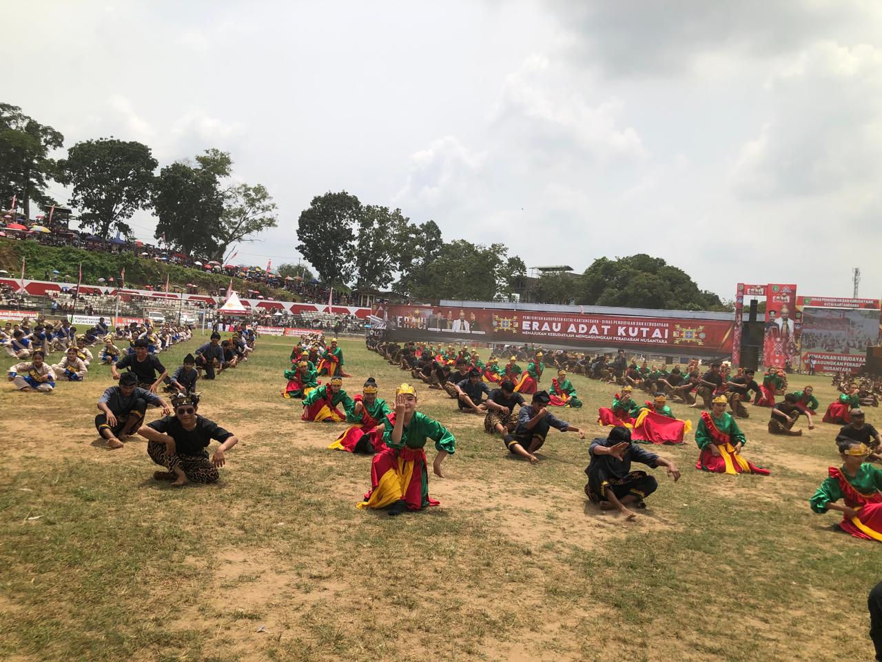 Tarian massal saat pembukaan Erau Adat Kutai Tahun 2024 bulan September lalu (Elmo/Prokal.co)