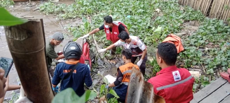 DIEVAKUASI: Jasad korban diangkat oleh relawan emegergency setelah dilakukan olah TKP.