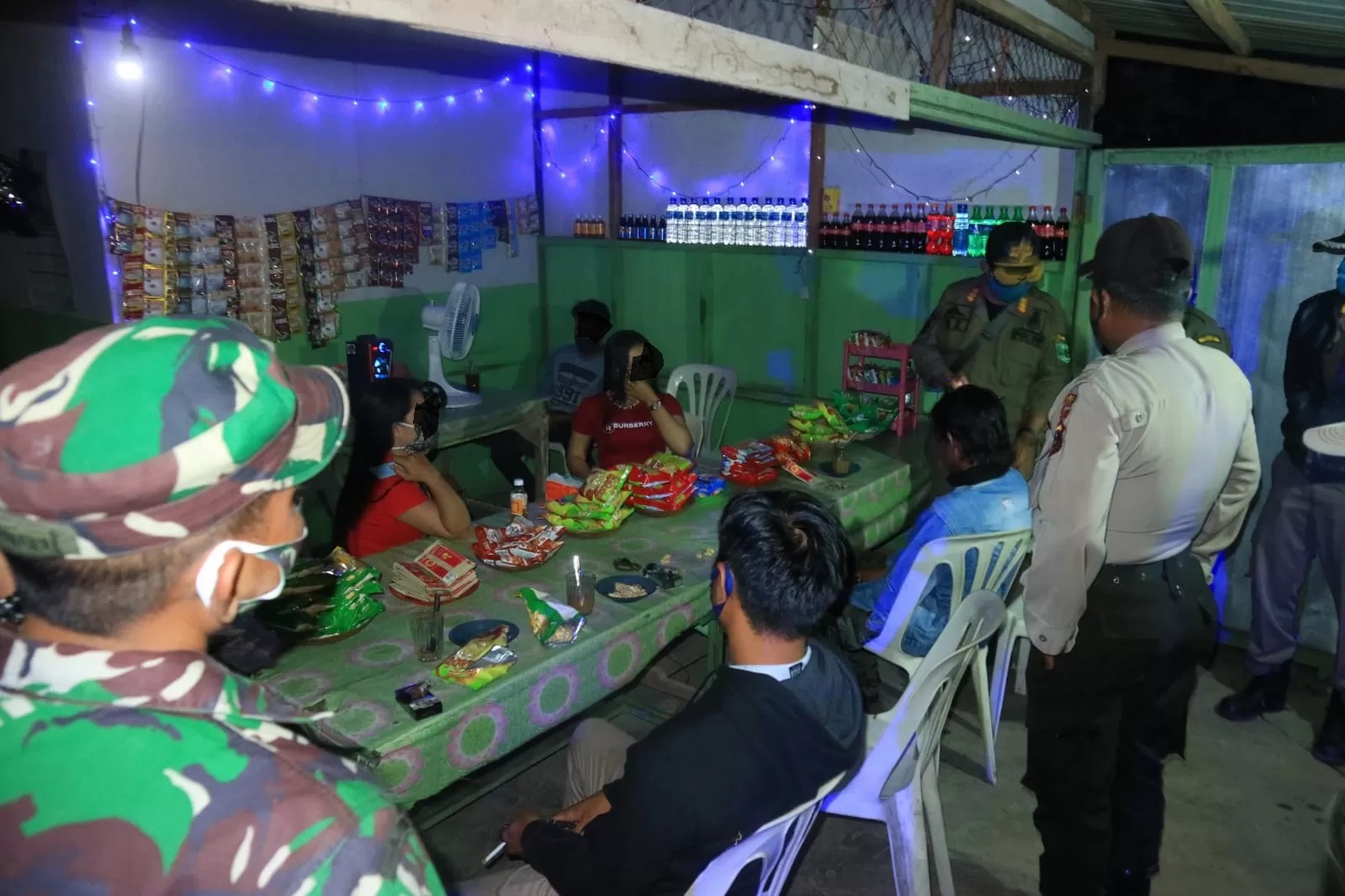 PATROLI RUTIN: Satpol PP bersama TNI dan Polri melaksanakan pemantauan ke warung-warung malam di Kabupaten Tapin beberapa waktu lalu. (Foto: Dokumen Radar Banjarmasin)