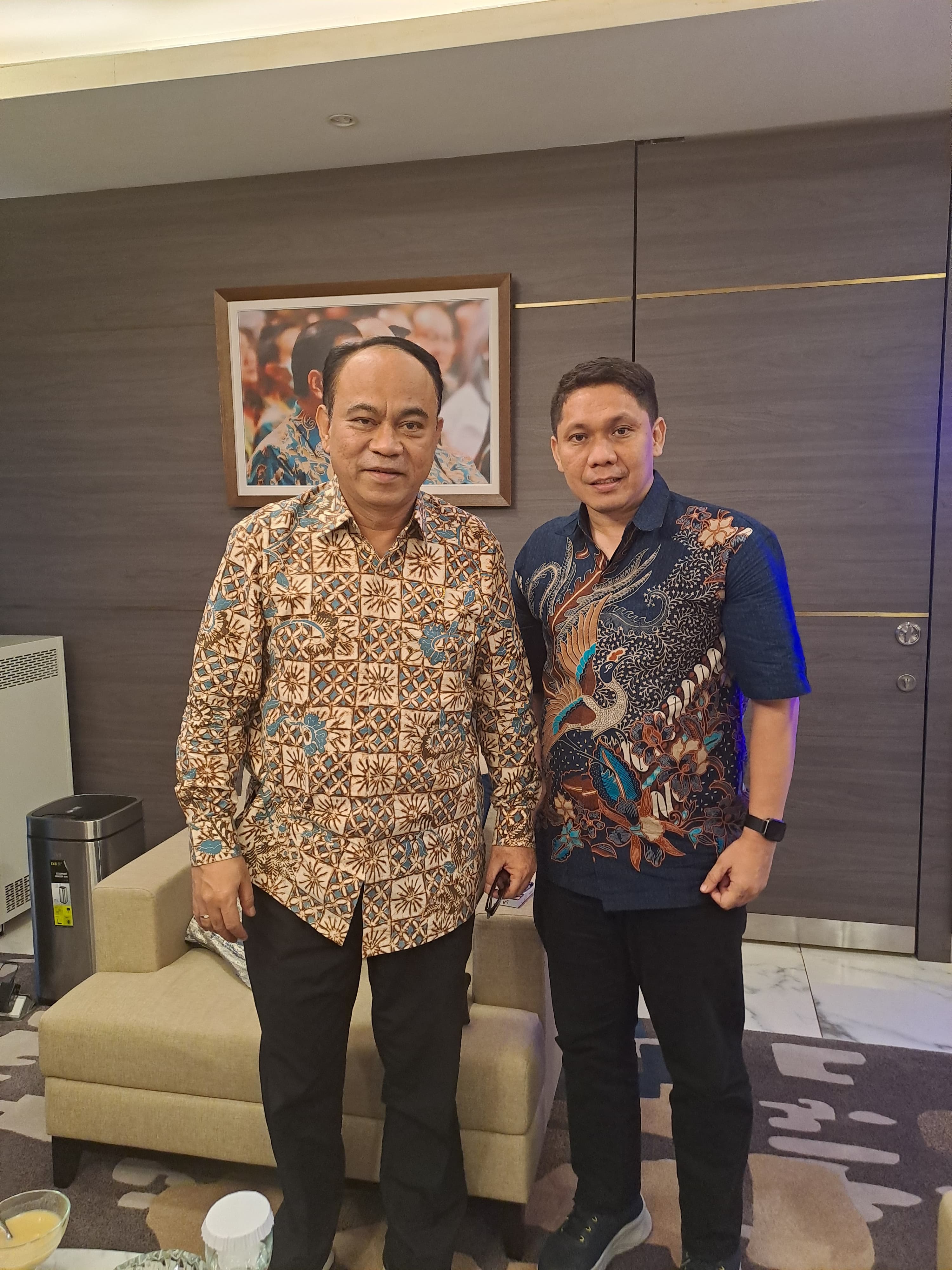 Ketua DPD Projo kaltim Rysdianto S.Kom berdiri kiri bersama Ketua DPP Projo Budi Arie