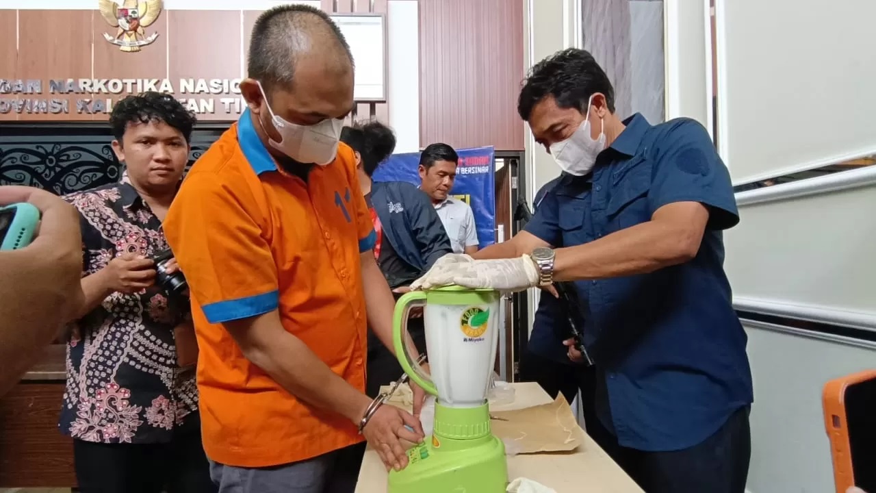 KURIR. Yulianta Palinggi memblender satu kilogram sabu yang diambilnya di sebuah pencucian mobil di Jalan Kadrie Oening, Samarinda Ulu.