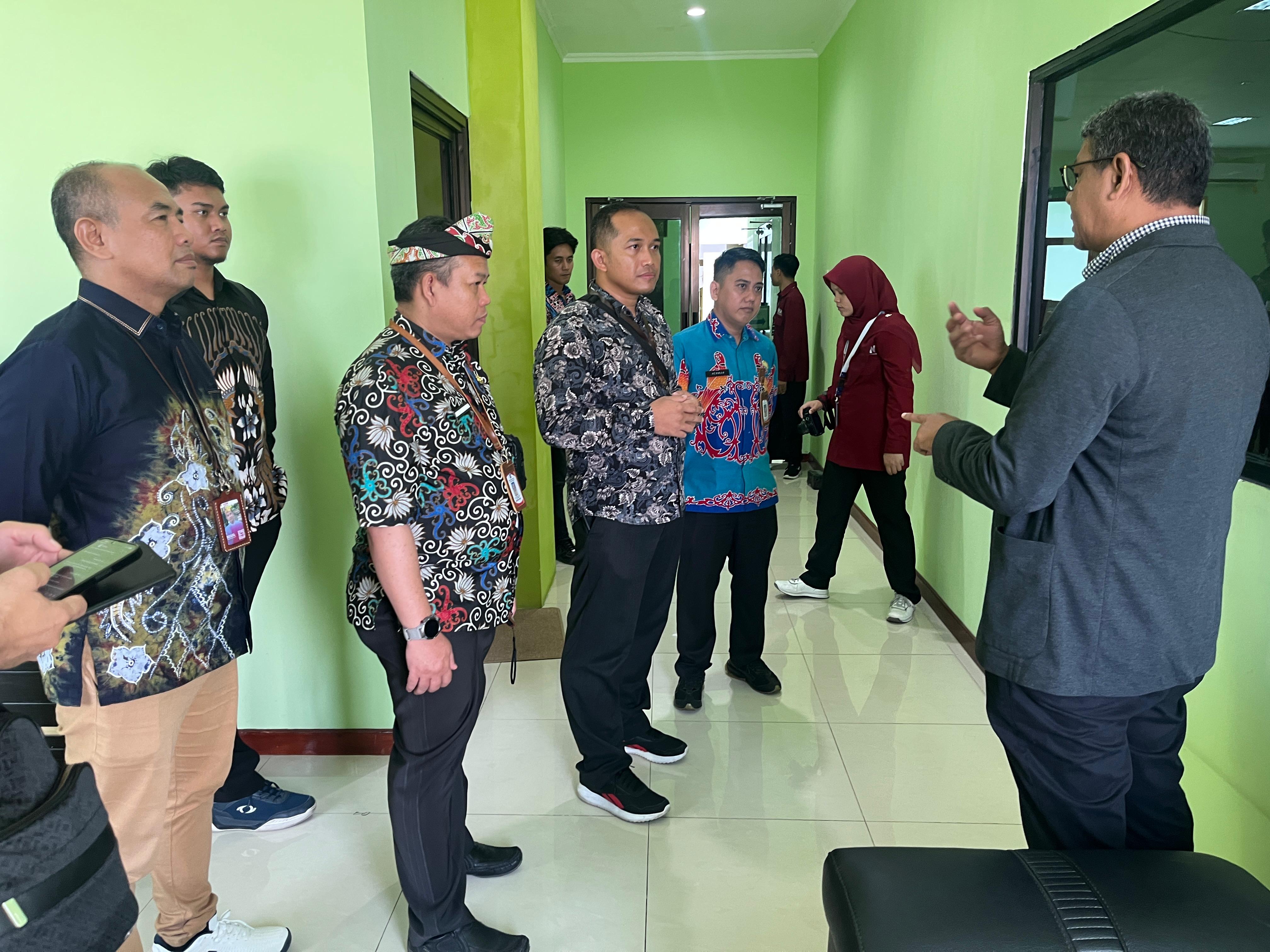 kunjungan kerja Deputi Bidang Sistem Informasi dan Digitalisasi Manajemen ASN (SDMA), Suharmen, S.Sos., M.Si, di kantor UPT BKN Tarakan, Kamis (7/11).