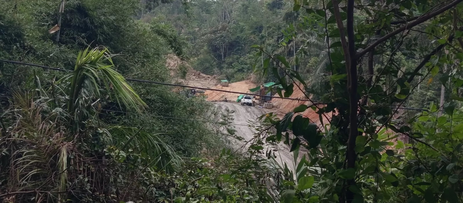 LANGGAR ATURAN. Dump truk yang diketahui bermuatan batu bara melintas di jlan pros Samarinda-Bontang. Tak jauh dari pinggir jalan, terdapat aktivitas penambangan batu bara.
