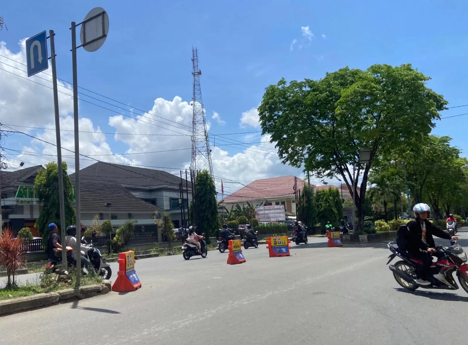 SIMULASI. Dishub Samarinda sebelumnya memasang barrier di U-turn Jalan M Yamin.