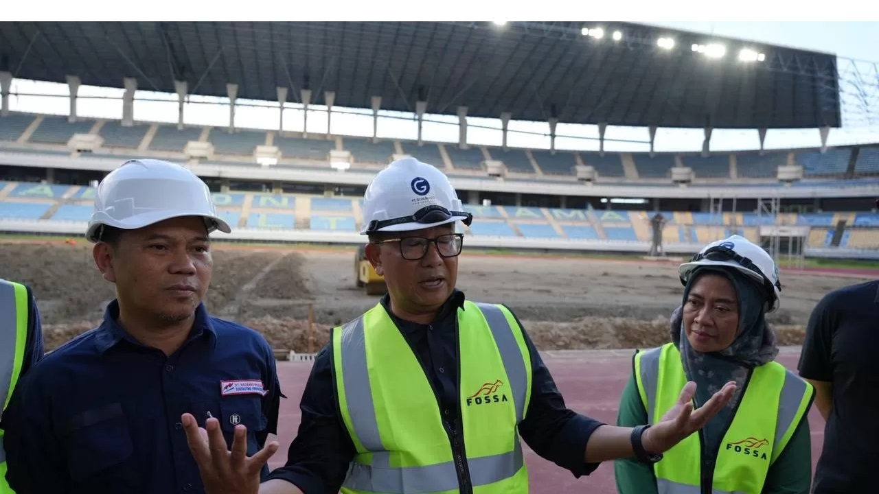 TINJAU PROYEK. Pj Gubernur Kaltim Akmal Malik meninjau proses perbaikan Stadion Palaran.