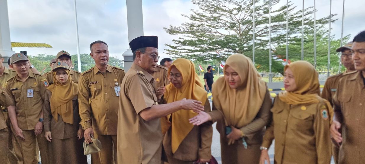 MUNCUL: Gubernur Kalsel H. Sahbirin Noor atau Paman Birin akhirnya muncul, dia memimpin apel pagi di Kantor Gubernur Kalsel di Banjarbaru pada Senin (11/11/2024).