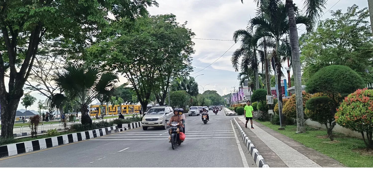 BAHAYA. Situasi penyeberangan di Jalan Gajah Mada, Samarinda Ulu. Di lokasi ini, warga yang akan menyeberang harus dihadapkan dengan laju kendaraan yang melintas.