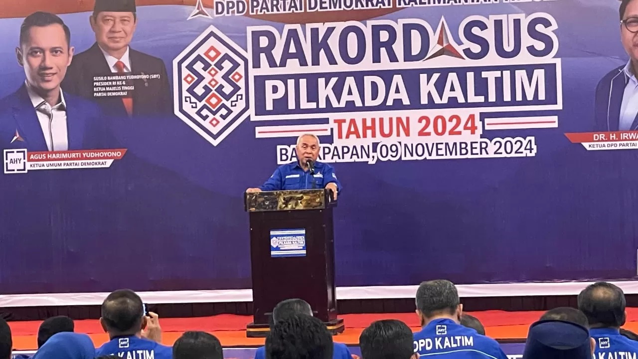 Isran Noor bercerita perjalanannya di Rakordasus Partai Demokrat. (Foto: Rikip/KP)
