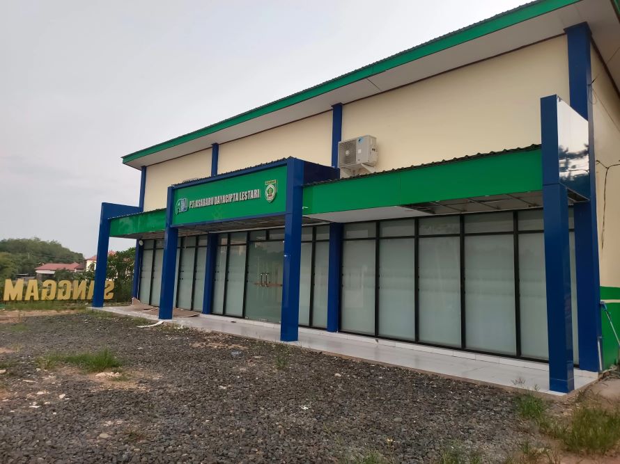 TERBENGKALAI: Bangunan kantor PT ASABARU yang sudah tidak terurus. (M Dirga/ Radar Banjarmasin)