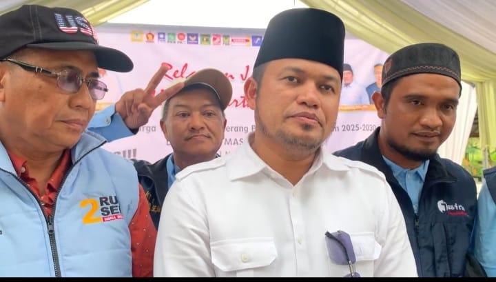 SAMPAIKAN : Rudy Mas&rsquo;ud (baju putih) saat menyampaikan program GratisPol kepada warga dan relawan di Desa Sukamaju, Tenggarong Seberang, Kukar.