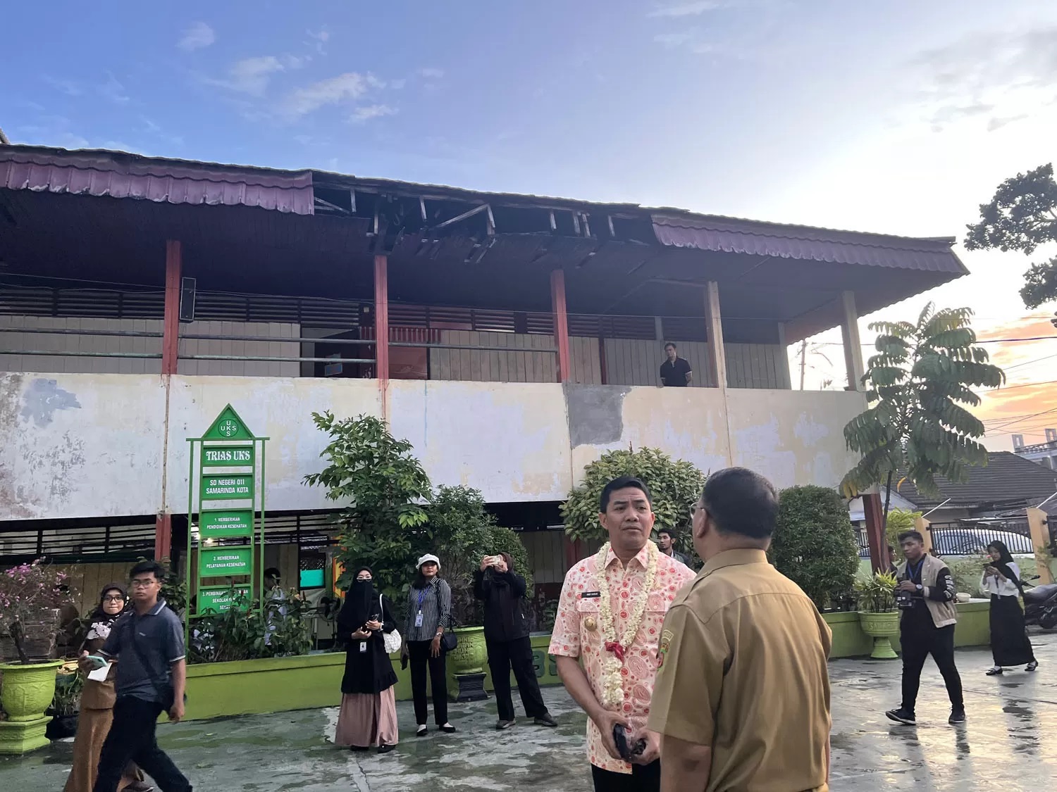 Andi Harun dalam satu kesempatan mengunjungi sekolah.