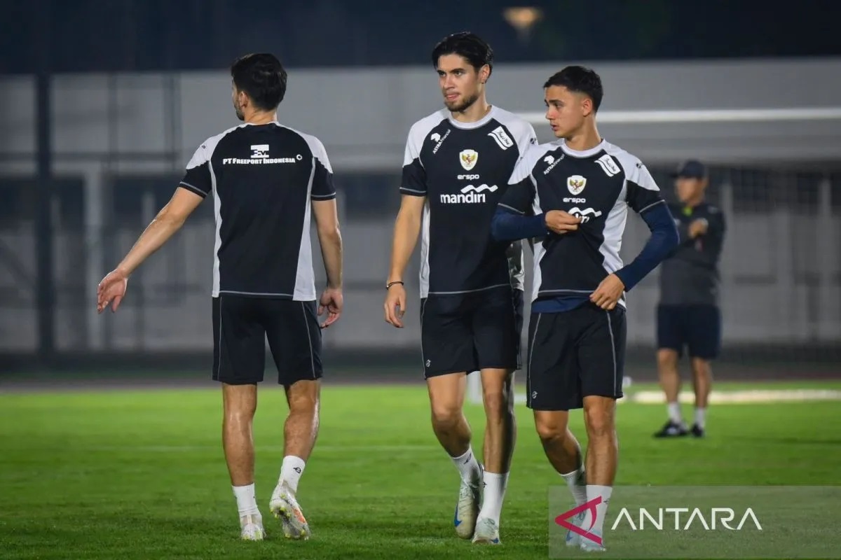 Pemain timnas Indonesia Eliano Reijnders (kanan) dan Kevin Diks (tengah) saat mengikuti latihan timnas di Stadion Madya Gelora Bung Karno (SUGBK), Jakarta, Selasa (12/11/2024). (ANTARA FOTO/Muhammad R