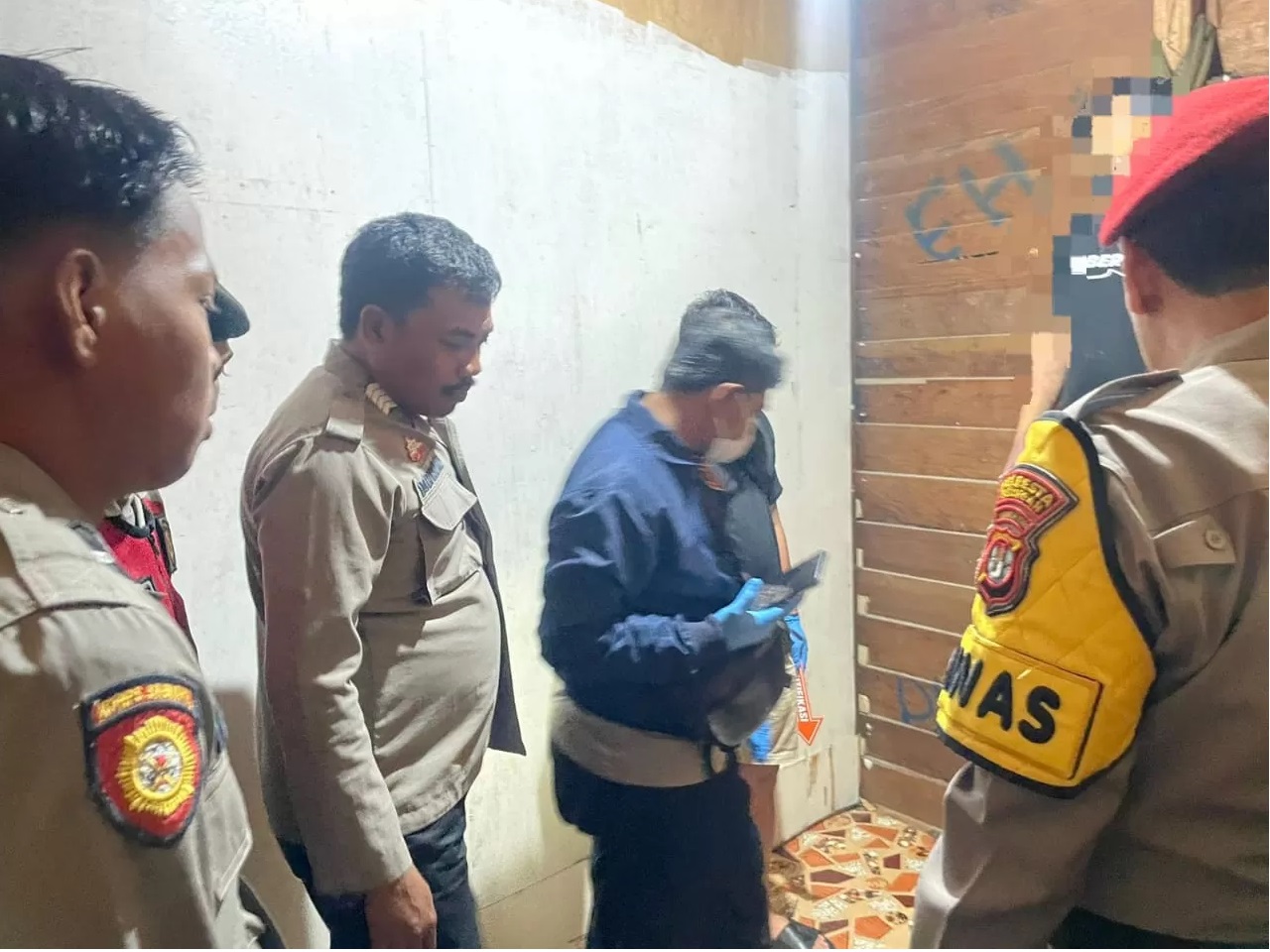 MOTIF : Dugaan sementara penyebab pemuda berinisial BU (22) yang diduga bunuh diri di sebuah kos-kosan tersebut adalah masalah hutang-piutang.