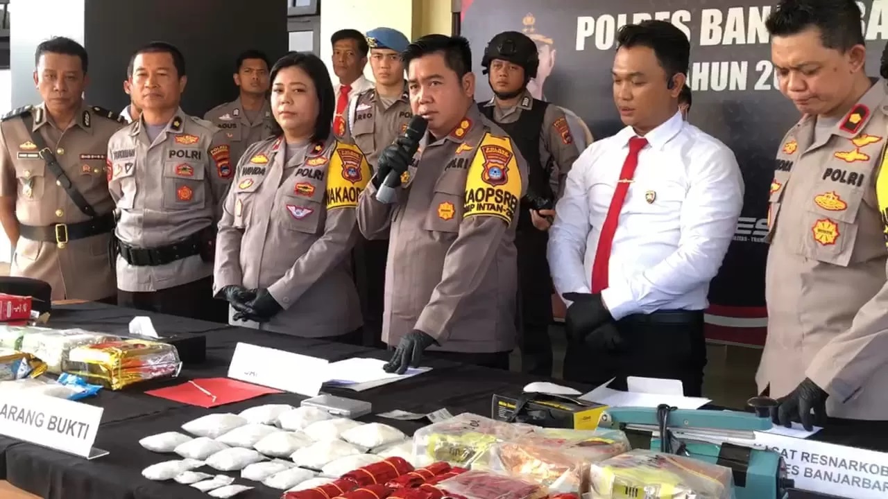 KONFERENSI PERS: Kapolres Banjarbaru saat menyampaikan pengungkapan kasus narkotika, Rabu (13/11). (Foto: Sheilla Farazela/ Radar Banjarmasin)