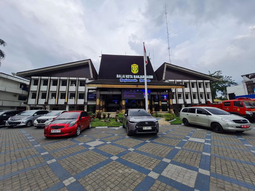 KANTOR WALI KOTA: Pemko Banjarmasin bakal memangkas anggaran perjalanan dinas para pejabatnya. (RIYAD DAFHI RIZKI/RADAR BANJARMASIN)